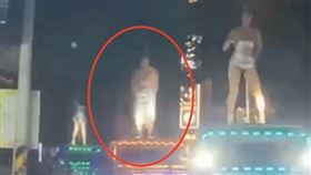 鋼管辣妹遊街！壽星被綑成木乃伊架車頂