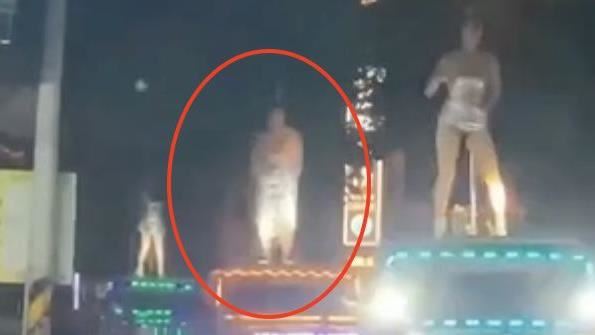 鋼管辣妹遊街！壽星被綑成木乃伊架車頂