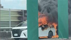 快訊／台74火燒車！大火狂燒「89運兵車」　駕駛嚇壞急棄車逃生