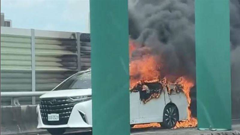 新／台74線火燒車！大火狂燒「89運兵車」