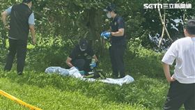 警方鑑識人員正在鑑識從新店溪撈起的女浮屍。（圖／民眾提供） 