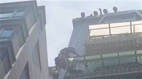 孫男不顧警方安撫，不慎墜落至遮雨棚，所幸並無大礙。（圖／翻攝畫面）