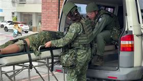 國軍「漢光41號」演習實兵演練進入第7天，今天下午1時許，一輛在空軍志航基地演訓的V150輪型裝甲車發生意外翻覆，造成2名國軍士兵受傷，其中一人左腿明顯有傷勢，意外發生後軍方救護車已將傷者送至台東馬偕醫院救治，詳細事發原因仍待釐清。