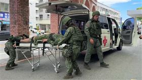 國軍「漢光41號」演習實兵演練進入第7天，今天下午1時許，一輛在空軍志航基地演訓的V150輪型裝甲車發生意外翻覆，造成2名國軍士兵受傷，其中一人左腿明顯有傷勢，意外發生後軍方救護車已將傷者送至台東馬偕醫院救治，詳細事發原因仍待釐清。