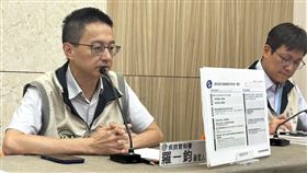 羅一鈞說明擴大公費流感抗病毒藥劑使用條件。（圖／記者簡浩正攝影）