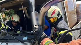 貨車司機渾身是血的受困車內，雙腿被壓得動彈不得。（圖／翻攝畫面）