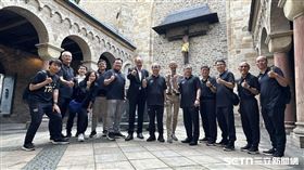 教育部鄭英耀部長（右7）率世大運代表團成員至埃森大教堂祈福，由教堂副主教Klaus Pfeffer（左7）親自接待。（圖／記者蔡厚瑄攝影）