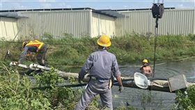 台電人員全力搶修電力。（圖／翻攝自蔡易餘臉書）