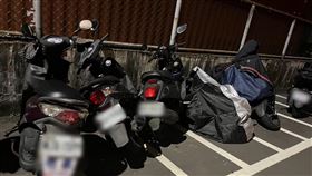 機車如骨牌倒般的遭轎車撞毀。（圖／翻攝畫面）