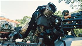 ▲特戰官兵於道路沿線埋伏，運用標槍飛彈模擬對敵打擊。（圖／軍聞社提供） 