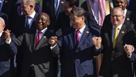 ▲澳總理艾班尼斯（右1）與中國國家主席習近平（中）去年在巴西里約熱內盧G20峰會上牽手。（圖／美聯社／達志影像）