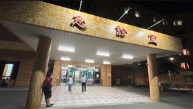 遭電擊的台電員工送往奇美醫院急救。（圖／翻攝畫面）