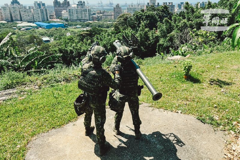 陸軍特戰官兵運用人攜式刺針飛彈，模擬攔截敵方空中目標。（圖／國防部提供）