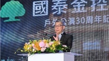 國泰金控17日宣布重大人事異動，由國泰世華銀行總座李偉正接任國泰投信董事長。國泰世華銀行總座由通路執行長鄧崇儀接棒，牽動小老闆蔡宗翰人事布局節奏。圖為國泰金董座蔡宏圖。（圖／國泰金控提供）