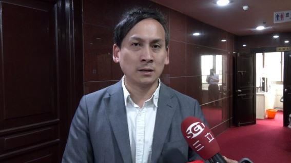 德台協會青年團文中提及,新北市立委葉元之(下圖)因直播保密會議、傳出疑霸凌助理導致死亡風波,甚至長期沉迷政論節目賺額外收入,引發選民強烈反彈,成為罷免焦點人物之一。(圖/翻攝至德台協會官網、三立電視台)