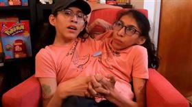 兩姐妹對外界過度好奇表達不滿，呼籲尊重隱私。（圖／翻攝自YouTube Carmen and Lupita）