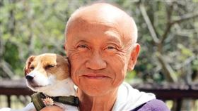 在女兒經營的狗狗粉絲專頁上，偶爾可見黃柏漙身影，看得出他對狗有一定程度的疼愛。（翻攝自波波的餐桌日常臉書）
