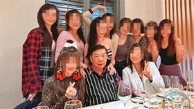 富商王廣德（前排中）的飯局總是名媛環繞，也因此引發不少戲劇化的爭風吃醋。（讀者提供）
