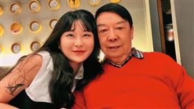 仙塔律師親暱地勾著王廣德的手，甜蜜手段收服了富商的心。（讀者提供）
