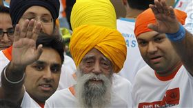 全世界公認最年長的馬拉松選手福賈·辛赫（Fauja Singh）過世，享嵩壽114歲。（圖／美聯社／達志影像）