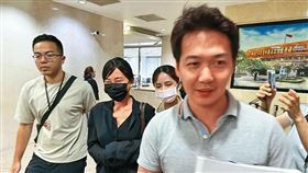 仙塔律師（左二）遭檢警偵訊時面無表情，但因被上銬，被法界認定涉案嚴重。
