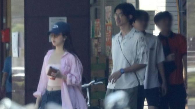 周曉涵逛展男伴又是他　幫拍男友視角