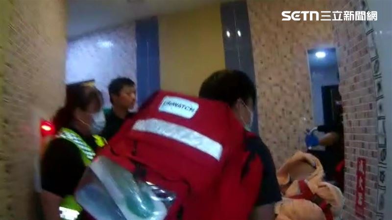 台中34歲獨居男狂敲房門1小時,鄰居報案「妨害安寧」,救了他一命。(圖/翻攝畫面)
