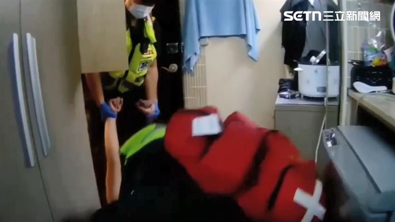 台中34歲獨居男狂敲房門1小時,鄰居報案「妨害安寧」,救了他一命。(圖/翻攝畫面)