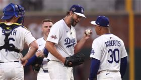 ▲國聯明星隊總教練羅伯茲（Dave Roberts）上場換下柯蕭（Clayton Kershaw）。（圖／路透社／達志影像）