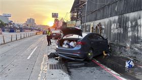 郭女清晨開車外出時，因不明原因自撞護欄，場面相當驚悚。（圖／翻攝畫面）