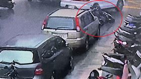 愛車停路邊被撞，開腸破肚求助警，警調閱監視器，揪出落跑保時捷(圖／翻攝畫面)