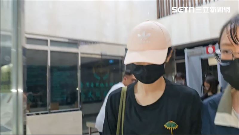 張綱維空姐女友深夜現身請回…他千萬交保