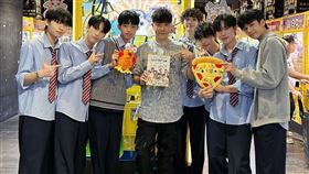 ▲李岳Fun4夜直播找來了人氣男團F.F.O直接實境「夾娃娃」。（圖／李岳提供）