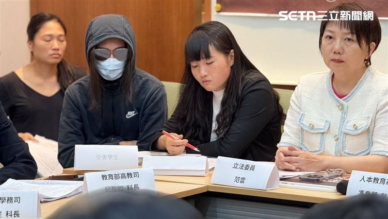 簡奇陞（右一）透過聲明表示，目的已達成，將卸下受害者的角色。（圖／記者李育道攝影）