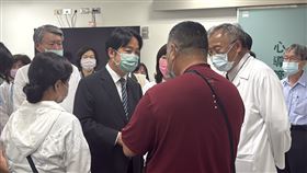 ▲總統賴清德今（16）日前往台南柳營奇美醫院探視因搶修觸電命危的台電員工並慰問家屬。（圖／總統府提供） 