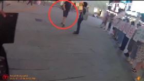 ▲廖女在西門町宣傳罷免案，高男暴怒上前拉扯麥克風。（圖／翻攝畫面）