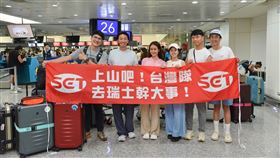 雪羊（左起）、阿傑、愛美、吳佳穎、八弟跟Max一起出外景。（圖／三立提供）