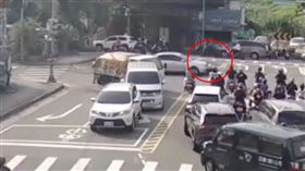 林女開車衝撞的驚悚瞬間，直接奪走沈女寶貴的生命。（圖／翻攝畫面）