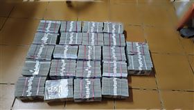 台中老醫師「捧2200萬現金」繳款！女車手一到　警衝上前壓制逮捕