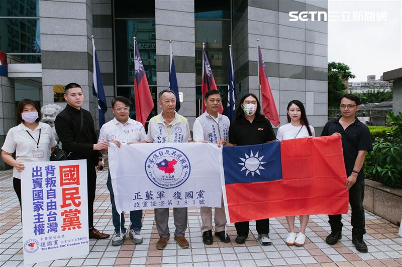 「閩南狼」和反共復國黨也在國民黨外抗議。(圖/記者楊士誼攝影)