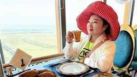 白冰冰在林都號上享用美食。（圖／長興影視提供）