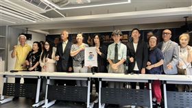 ▲反共護台志工聯盟召開「海外挺罷免，堅定投同意」記者會，邀請從各地返台挺罷免的僑胞現身說法。（圖／記者劉秀敏攝影）