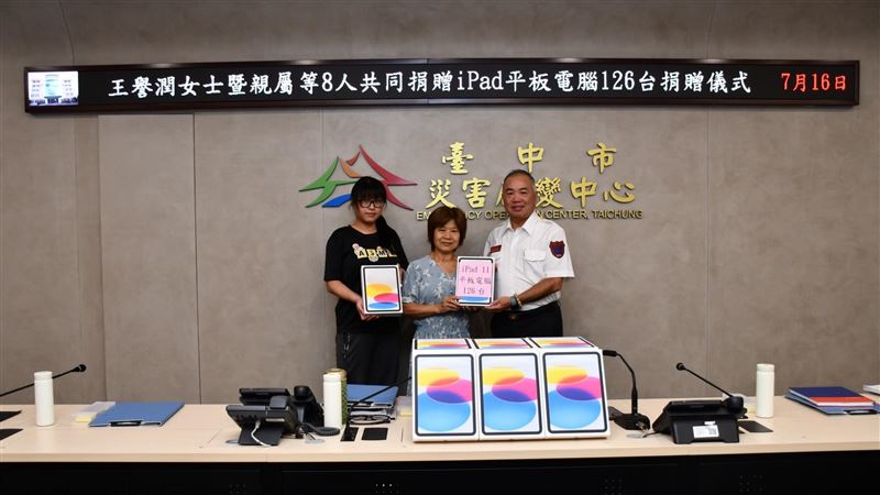 退休女老師王譽潤號召親友集資做公益,捐贈126台平板電腦給台中市消防局。(圖/台中市消防局提供)