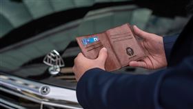 ▲台灣銘板公布上半年營運成果，第二季營收年減逾49%呈虧損，受銀行合併與信用卡換發延後影響，台灣銘板第二季出貨受阻，冷錢包產品將於第三季起放量出貨，有望挹注營收成長動能。（示意圖／PIXABAY）