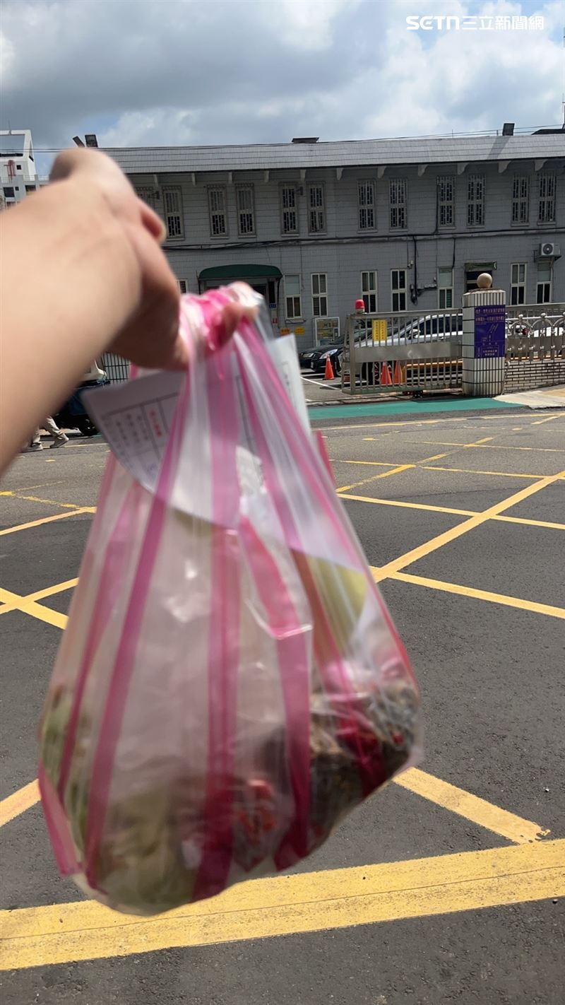 吃屎哥游兆霖花費550元購買會客菜給鄧佳華。(圖/吃屎哥提供)