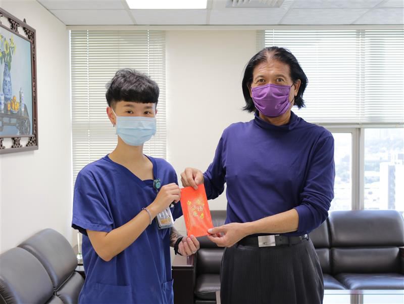 苗栗為恭醫院急診室護理師朱銘慧,靠敏捷反應制伏持剪刀攻擊醫生的女患者,獲得醫院表揚。(圖/翻攝畫面)