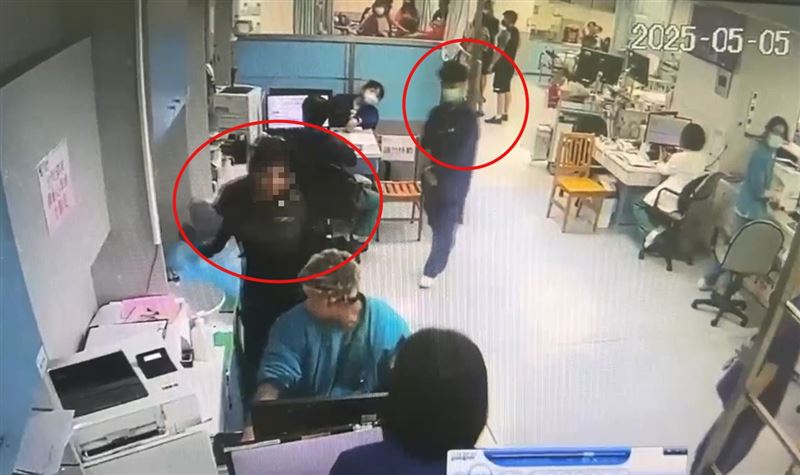 護理師警覺女患者行跡有異,回頭緊盯,當女患者拿剪刀準備攻擊時,箭步上前壓制。(圖/翻攝畫面)