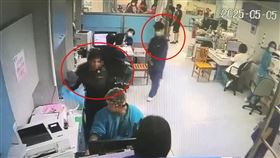  苗栗維恭醫院，女患者在急診室，持剪刀欲攻擊醫師 護理師3秒敏捷制伏畫面曝(圖／翻攝畫面)
