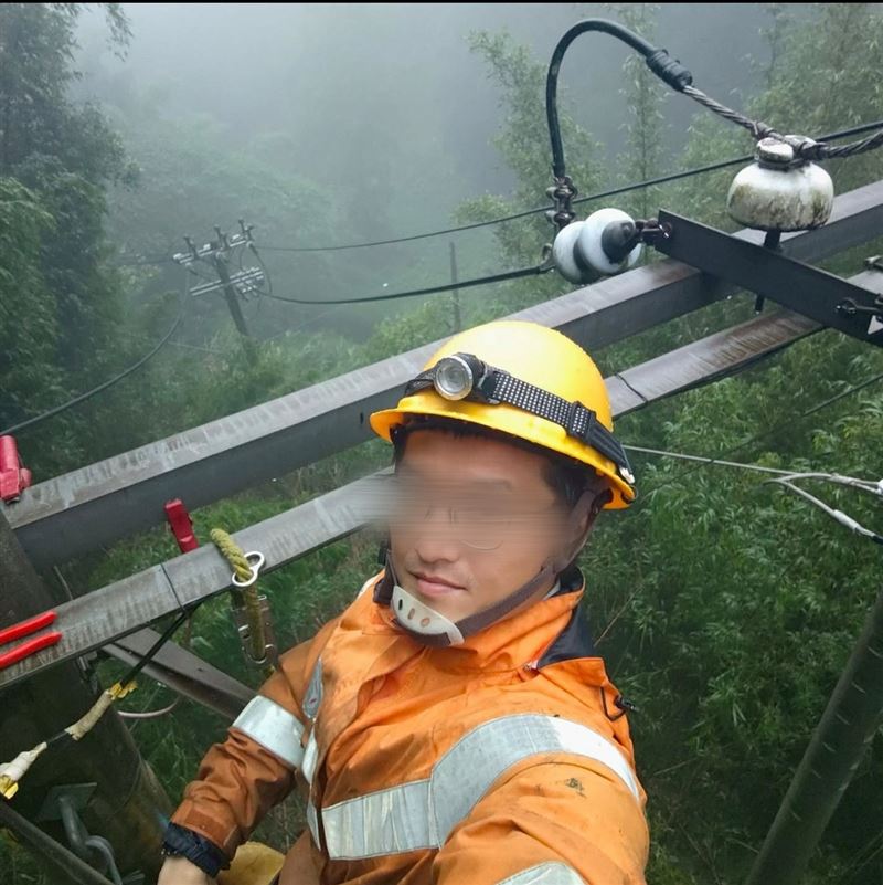 台電李姓員工丹娜絲工作照曝光,他自曝3天沒睡幾小時,惹全網鼻酸。(圖/翻攝李男IG)