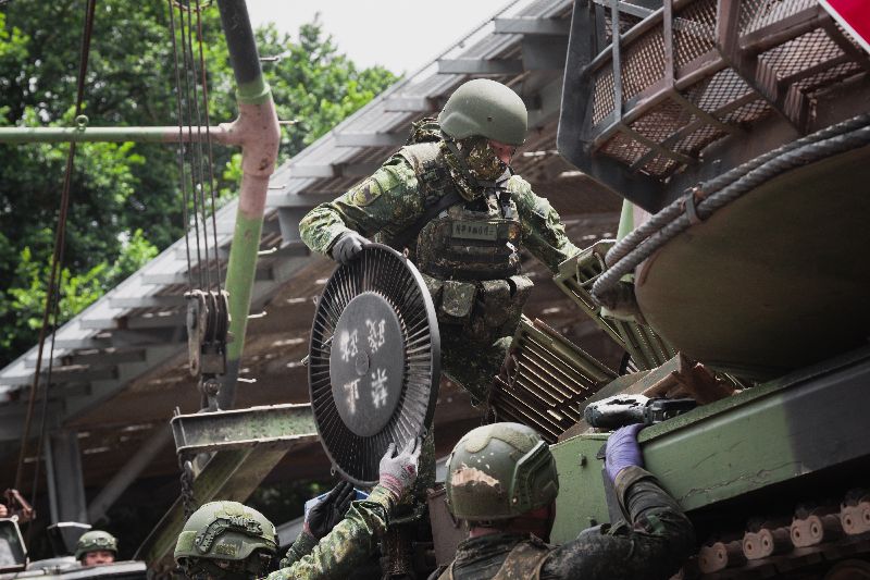 陸軍模擬CM11戰車機動過程中故障,通知前進支援小組保修,圖為保修官兵換裝引擎室風扇